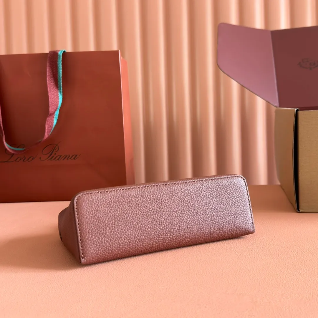 p1160💋💋💋【Original leather configuration counter complete set of packaging】 𝐋𝐨𝐫𝐨 𝐏𝐢𝐚𝐧@ Extra pocket L19 series handbag/crossbody bag, all steel, the most comfortable life is the undefined life, just like loro The material design of pian@ does not require complicated design styles. The simple and soft outline is elegant and durable, like an exquisite cosmetic case, which perfectly balances appearance and functionality. The leather is delicate and feels as soft as butter. The small bag has a large capacity. It is not only portable with a thin shoulder strap, but can also be worn cross-body. Sisters who have a special liking for minimalist style can buy it. It is simple and versatile. The simpler, the more different. Stars and Instagram celebrities are all planting it. There are two sizes of 19 cm and 27 cm. One is exquisite and casual, and the other is elegant and grand. Size: Small: length 19×width 7×height 12cm (